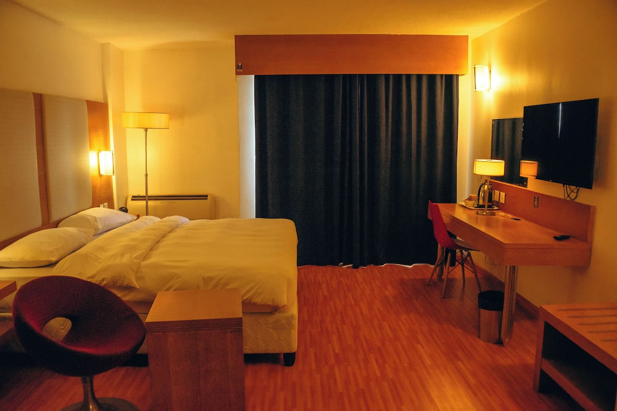 Chambre Simple Supérieure, vue ville | Coffres-forts dans les chambres, Wi-Fi gratuit