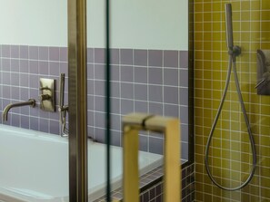 Comfort Apartment, Garden View | Bathroom | Hair dryer, towels, soap, shampoo - Casa YUVI (Vetralla)