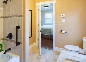 Hair dryer, towels, soap, toilet paper - Little Cove, Suite By The Sea (Twillingate)