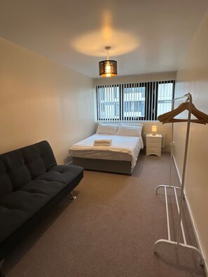 2 quartos, ferros/tábuas de passar roupa, Wi-Fi, roupa de cama