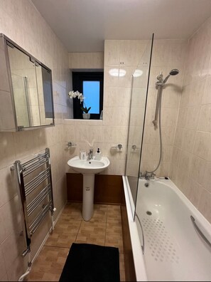 Douche, sèche-cheveux, serviettes fournies, savon