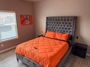 4 bedrooms, desk, WiFi, bed sheets