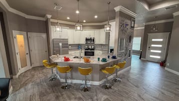 Geladeira, micro-ondas, fogão, cooktop