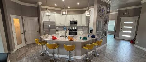 Réfrigérateur, four à micro-ondes, un four, surface de cuisson