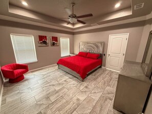 4 bedrooms, desk, WiFi, bed sheets