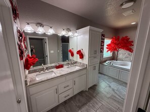 Een bubbelbad, zeep, shampoo, toiletpapier