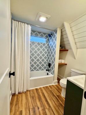 Séchoir à cheveux, serviettes fournies, savon, shampooing