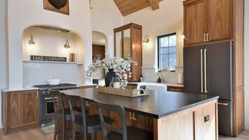 Réfrigérateur, micro-ondes, plaque de cuisson, lave-vaisselle