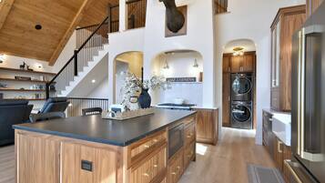 Réfrigérateur, micro-ondes, plaque de cuisson, lave-vaisselle