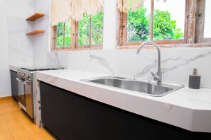 Premium Double Room, Kitchen | Private kitchenette - Bali Invest Living (Canggu)