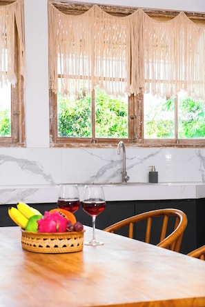 Premium Double Room, Kitchen | Free WiFi, bed sheets - Bali Invest Living (Canggu)