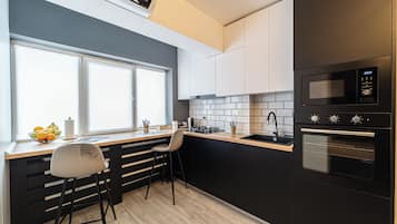 Geladeira, micro-ondas, fogão, cooktop