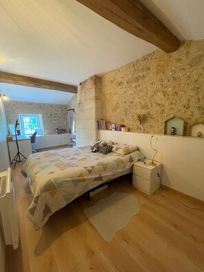 5 bedrooms, WiFi, bed sheets