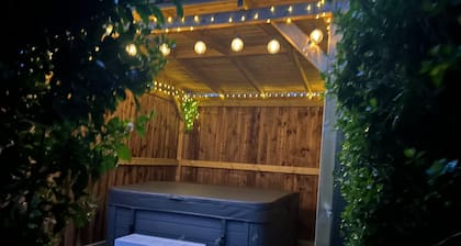 Fernlea Luxury Shepherds Hut - Sleeps 2 & Hot Tub