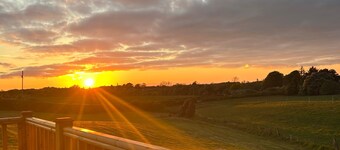 Fernlea Luxury Shepherds Hut - Sleeps 2 & Hot Tub