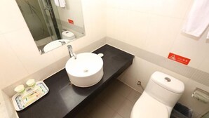 A bathroom with a white sink, a mirror, and a toilet. - Homeinn Motel Hotel (Nanjing Medical University Longmian Avenue Subway Station) (Nanjing)