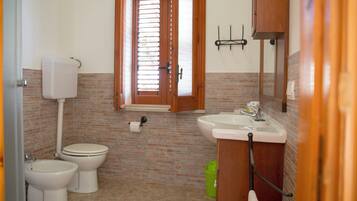 Apartament bàsic | Bany | Dutxa, assecador de cabells, tovalloles i sabó