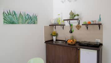 Basic-Apartment | Eigene Küche | Großer Kühlschrank, Herdplatte, Kochgeschirr/Geschirr/Besteck