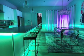 Geladeira, micro-ondas, fogão, cooktop