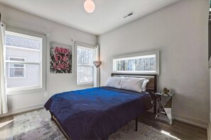 3 bedrooms, desk, iron/ironing board, free WiFi