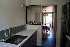 Een koelkast, een oven, een kookplaat, een vaatwasser