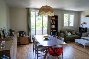 Bücher, Stereoanlage