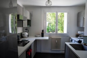 Een koelkast, een oven, een kookplaat, een vaatwasser