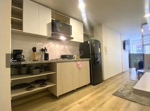 Réfrigérateur, micro-ondes, plaque de cuisson, cafetière/bouilloire