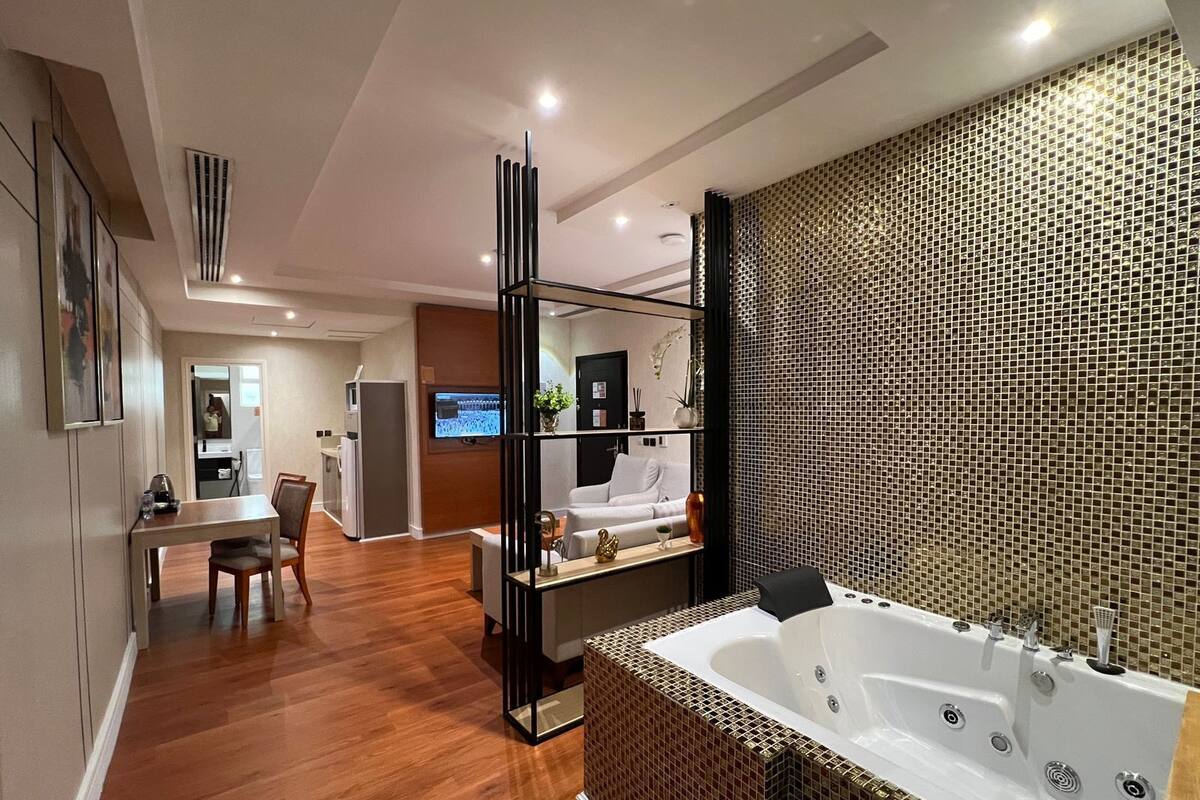 Luxury Double Room | Living area | TV