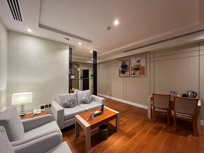 Habitación de lujo doble | Zona de estar | Una televisión