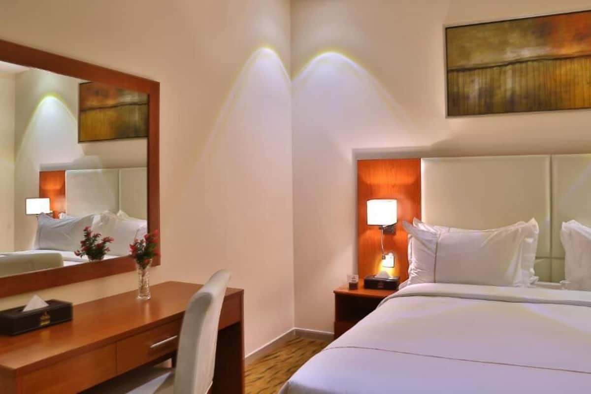 Suíte júnior | 1 quarto, cofres nos quartos, cortinas blackout, quartos à prova de som