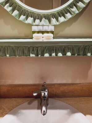 Suihku, hiustenkuivaaja, bidee, pyyhkeet