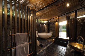 Separate tub and shower, hydromassage showerhead, free toiletries - Sanctuary Kanchanaburi (Sai Yok)