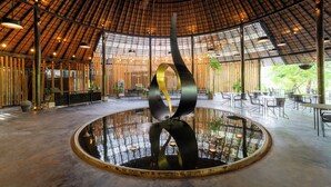 Ein großzügiger Innenbereich mit hoher, gewölbter Decke und einem zentralen Wasserspiel.