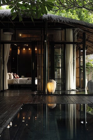 The Lake Jacuzzi | Minibar contenant certains articles gratuits, bureau