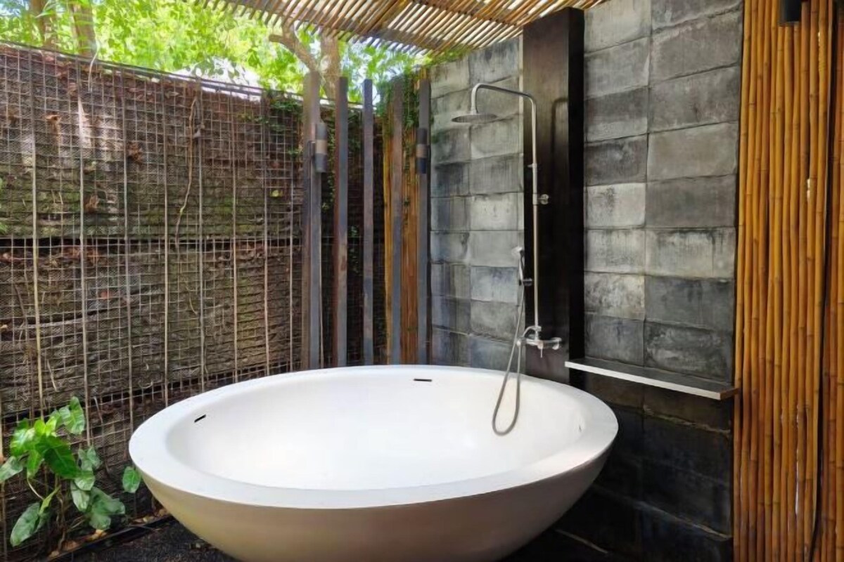 Badkamer | Een aparte badkuip en douche, een hydromassagedouche