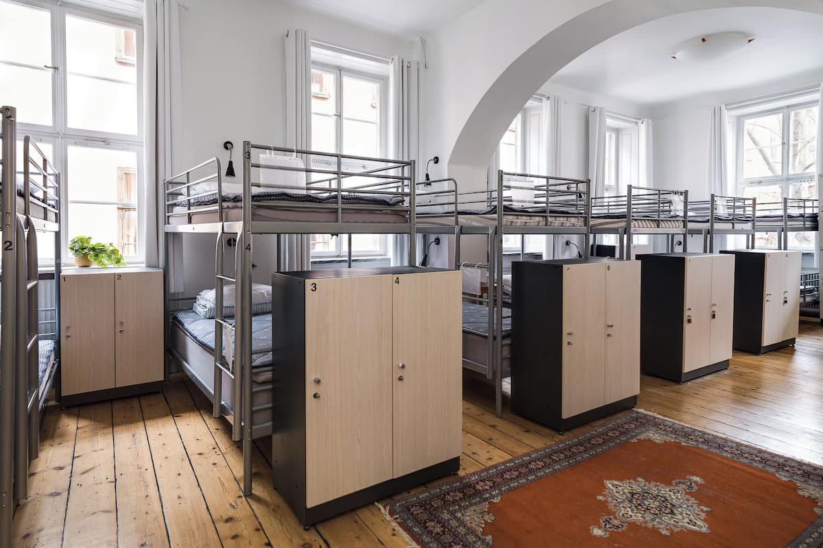 16-bed Mixed Dormitory | Free WiFi