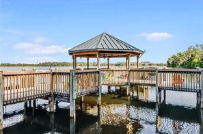 Property grounds - Fully equipped Lakeview Condo 10 min to Disney Sleeps 6! (Orlando)