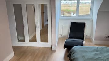 3 habitaciones, tabla de planchar con plancha, cuna de viaje y wifi
