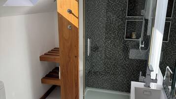 Een douche, een haardroger, handdoeken, zeep