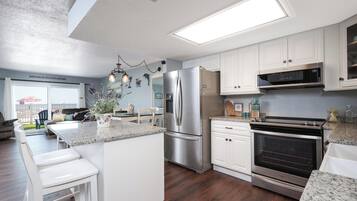 Condo (2 Bedrooms) | Property amenity