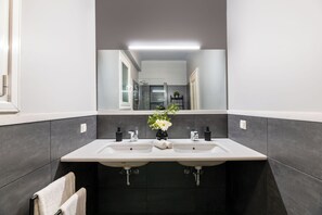 Bruser, hårtørrer, håndklæder, Sæbe