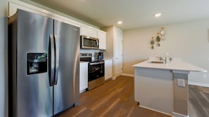 Kjøleskap, mikrobølgeovn, ovn og kokeplater