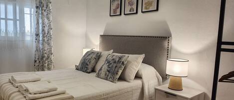 3 bedrooms, iron/ironing board, bed sheets