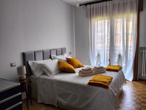 1 chambre, bureau, fer et planche à repasser, lit parapluie
