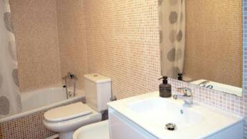 Haartrockner, Handtücher, Seife, Toilettenpapier