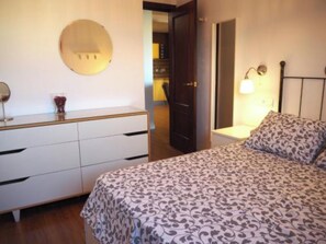 Tabla de planchar con plancha, wifi y ropa de cama 