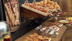 Eine Bäckereiauslage mit verschiedenen Backwaren und Gebäck.