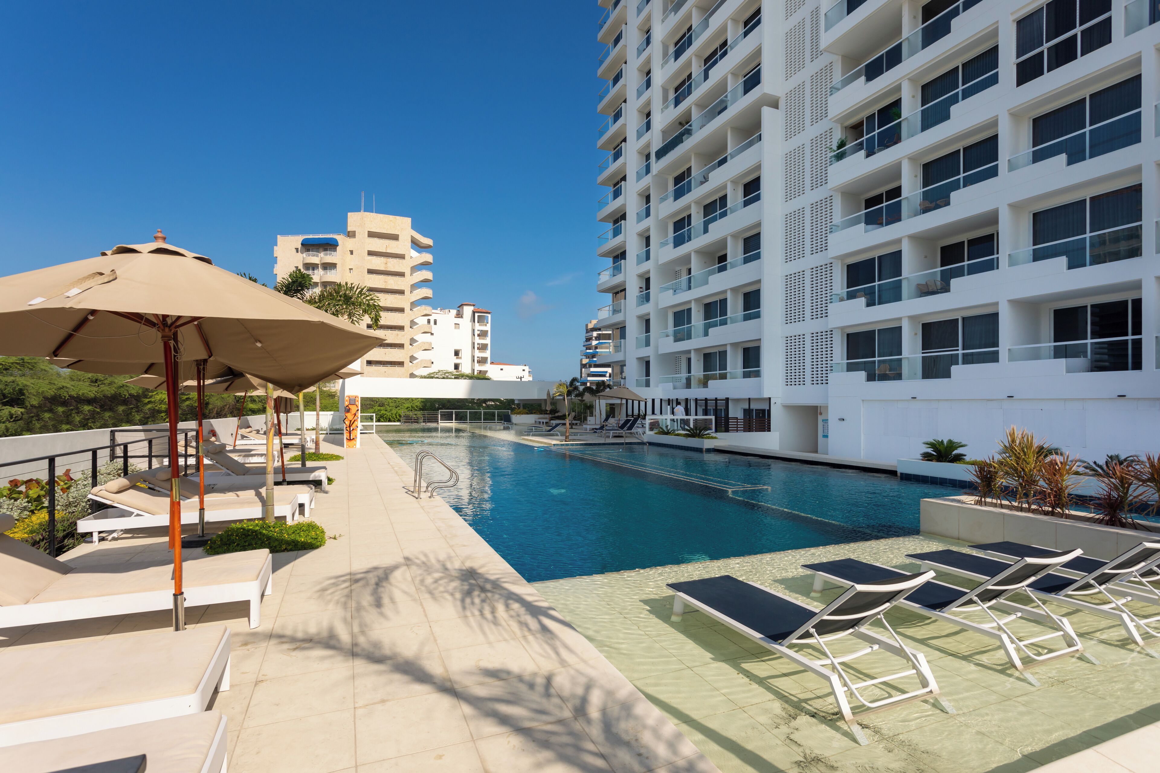 3 piscine all'aperto, ombrelloni da piscina, lettini