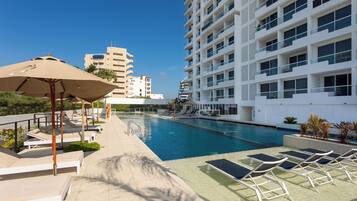 3 piscine all'aperto, ombrelloni da piscina, lettini